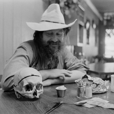 Bob Bakker dines with Professor Cope at a cafe in Boulder. &copy; Louie Psihoyos 1994