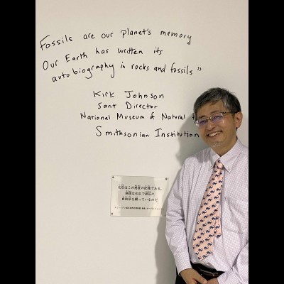 A hand written message from Dr. Kirk Johnson printed on the wall in Dinosaur Expo 2023 in Tokyo.